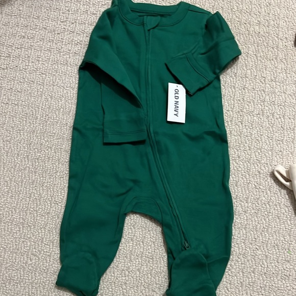 NWT - Old Navy 5 piece holiday layette set for baby. Size 0-3 months. - Picture 3 of 7